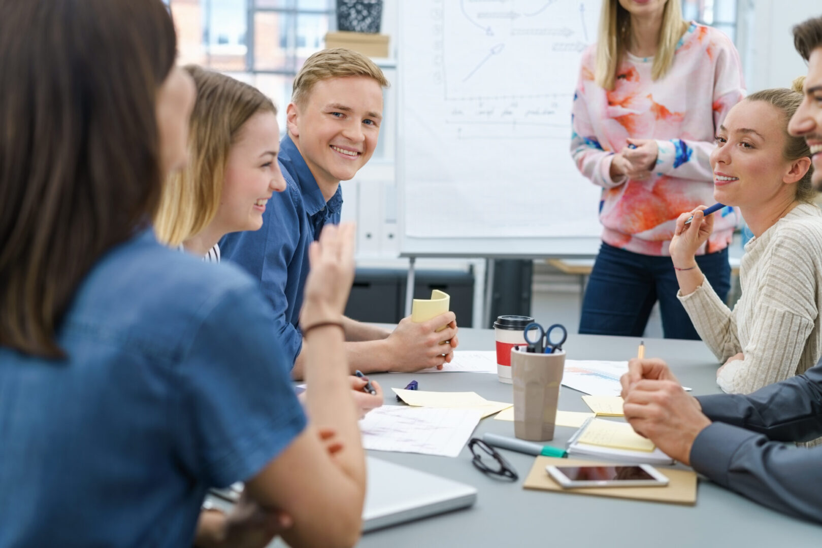 gruppe diskutiert ideen am besprechungstisch